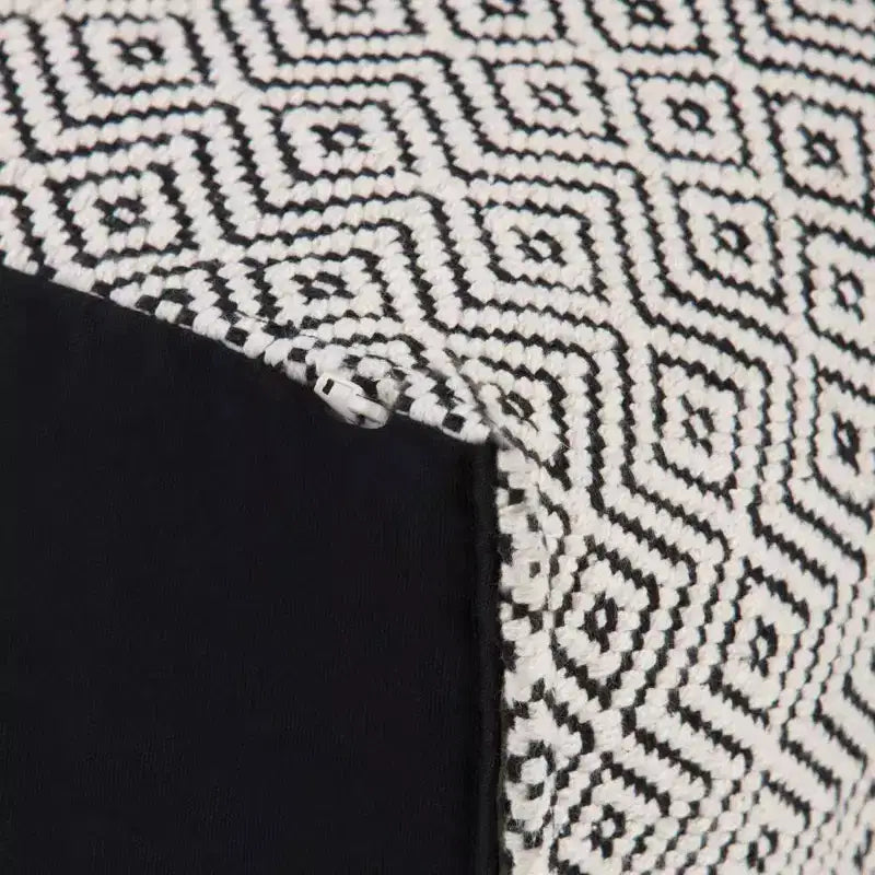 Pouf d'inspiration marocaine WyndenHall Dougan Square en coton noir/naturel : Rembourré, aucun assemblage, nettoyer les taches.