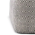 Pouf d'inspiration marocaine WyndenHall Dougan Square en coton noir/naturel : Rembourré, aucun assemblage, nettoyer les taches.