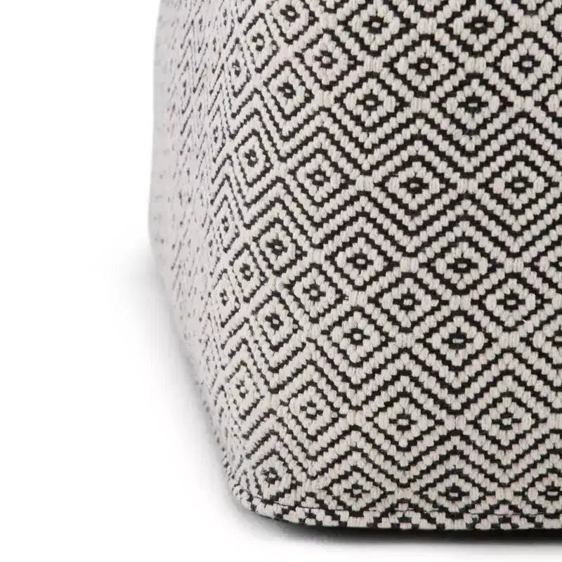 Pouf d'inspiration marocaine WyndenHall Dougan Square en coton noir/naturel : Rembourré, aucun assemblage, nettoyer les taches.