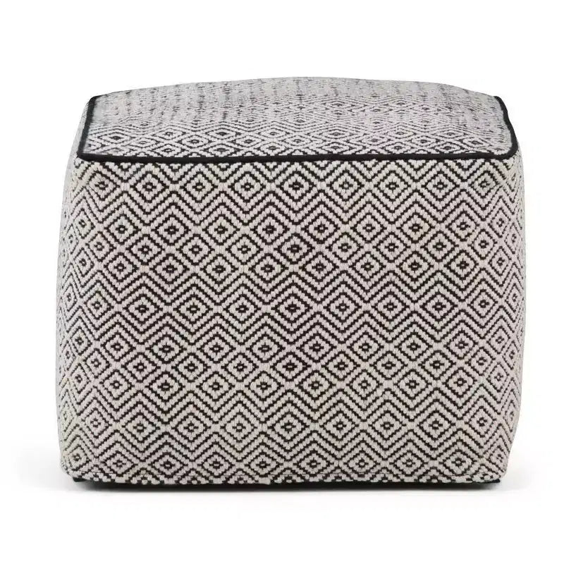 Pouf d'inspiration marocaine WyndenHall Dougan Square en coton noir/naturel : Rembourré, aucun assemblage, nettoyer les taches.
