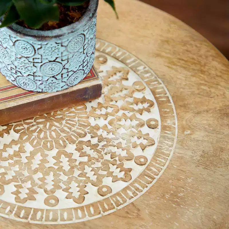 Table d'appoint tripode sculptée en bois de manguier brun traditionnel - Olivia & May