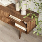 Meuble TV Living Skog Kelly pour téléviseurs jusqu'à 65 po avec pieds en bois au design scandinave moderne du milieu du siècle