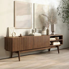 Meuble TV Living Skog Kelly pour téléviseurs jusqu'à 65 po avec pieds en bois au design scandinave moderne du milieu du siècle