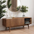 Meuble TV Living Skog Kelly pour téléviseurs jusqu'à 65 po avec pieds en bois au design scandinave moderne du milieu du siècle