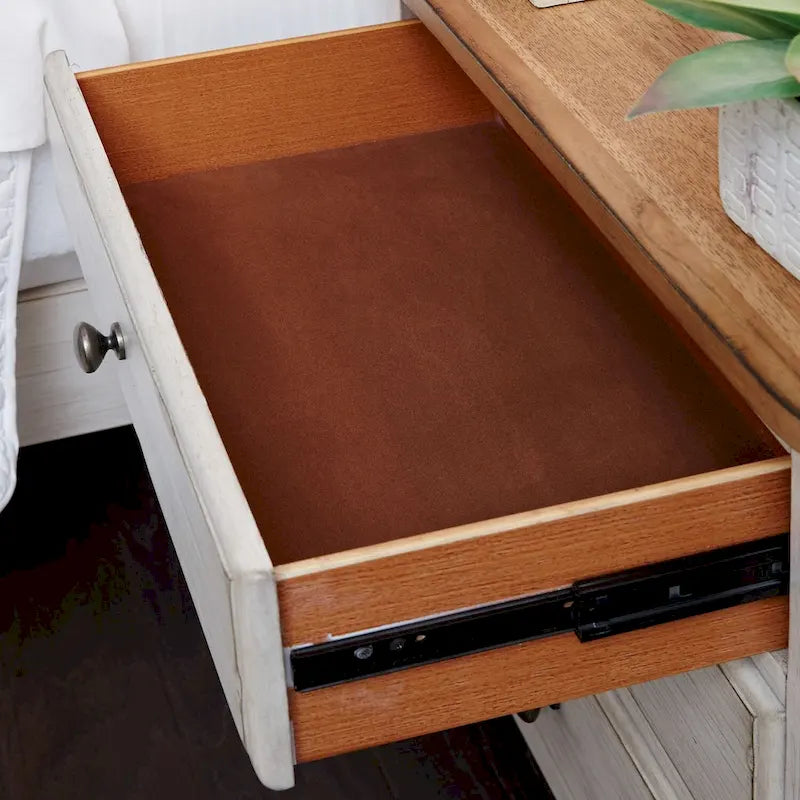 Table de chevet 3 tiroirs Farmhouse Reimagined avec station de charge