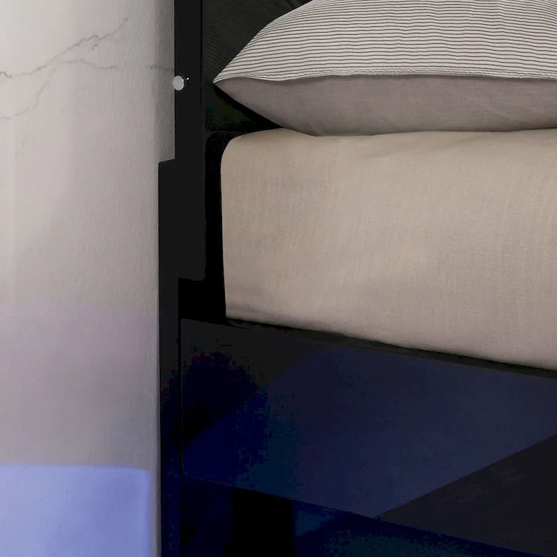 Lit plateforme 3 pièces Benvolio contemporain en bois noir avec éclairage LED et 2 tables de chevet avec port USB, par Furniture of America