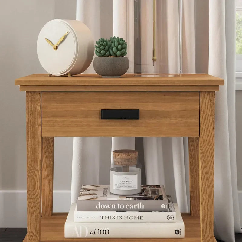 Lit King en bois brun Oak Park et deux tables de chevet
