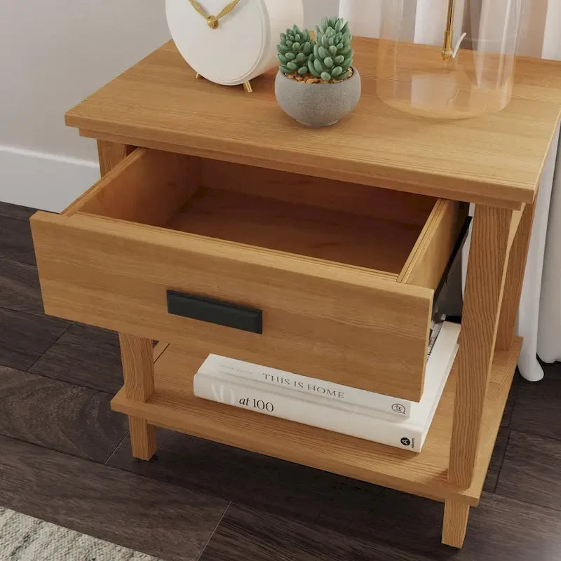 Lit King en bois brun Oak Park et deux tables de chevet