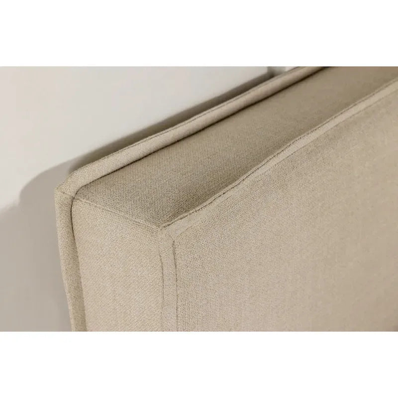 Tête de lit rembourrée Gemma couleur sable avec détails à rebord