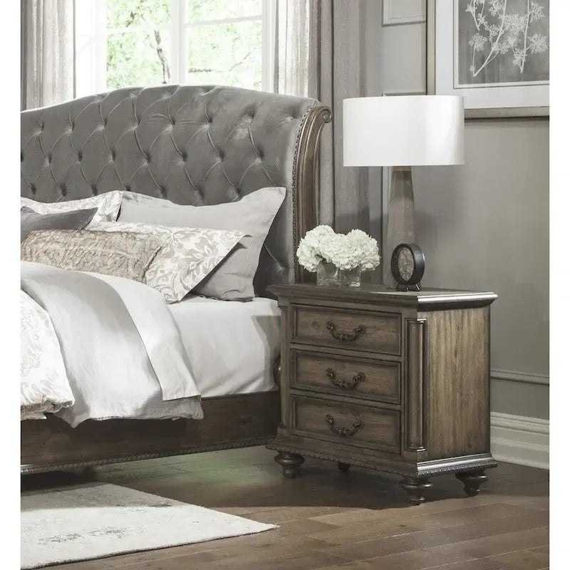 Parure de chambre traditionnelle 3 pièces, lit capitonné et deux tables de chevet