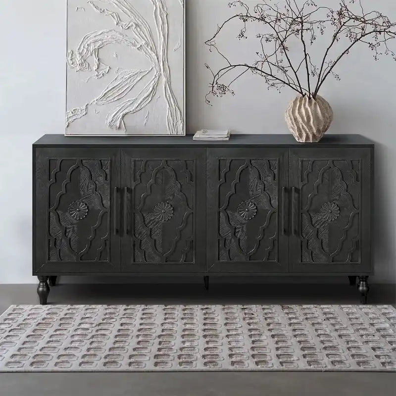 Grand meuble de rangement avec poignée en métal et porte à fleurs sculptées